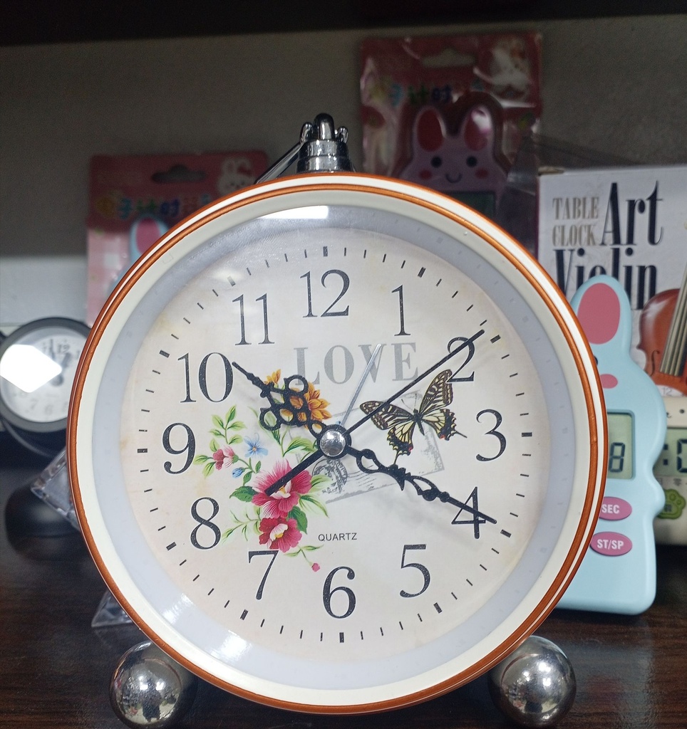 Vintage Floral Quartz Table Clock – Retro Round Metal Analog Desk Clock with Floral & Butterfly Dial Print
